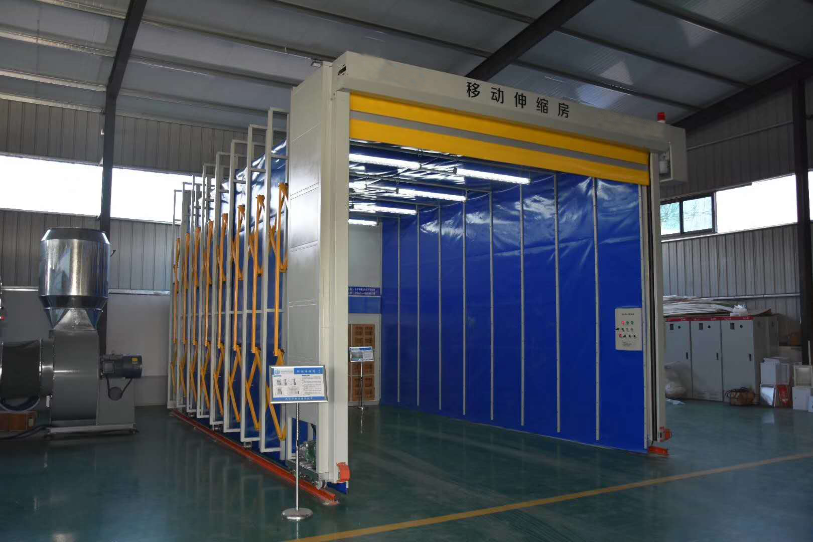 秋葵影院伸縮（suō）噴漆房(圖1)